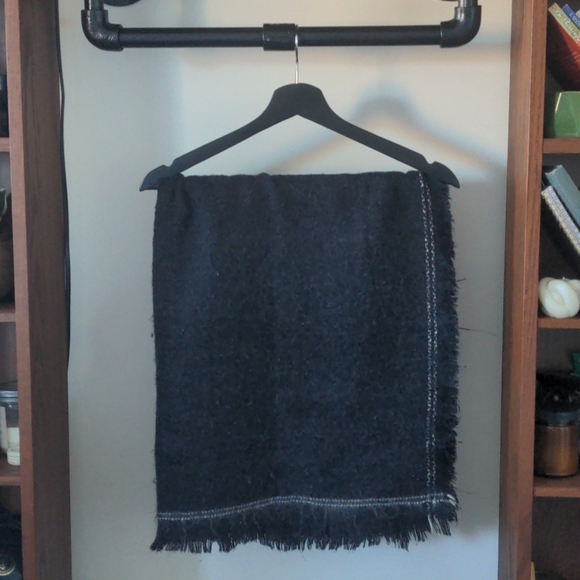 Black scarf - Picture 1 of 2